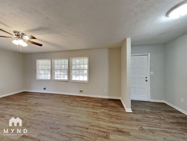 Photo - 170 Chesterfield Ct SW