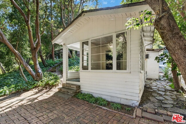 1723 N Beverly Glen Blvd
