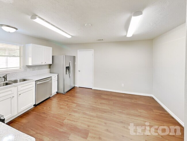 Photo - 28707 Binefield St