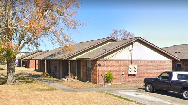 Building Photo - 907 Justin St