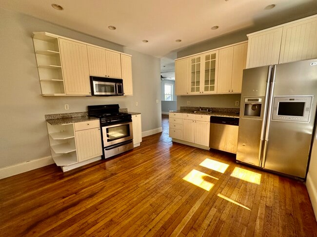 Photo - 731 Parker St