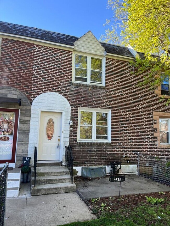 Spacious 3 Bedroom 1 Bath in Collingdale Rental House Rental in