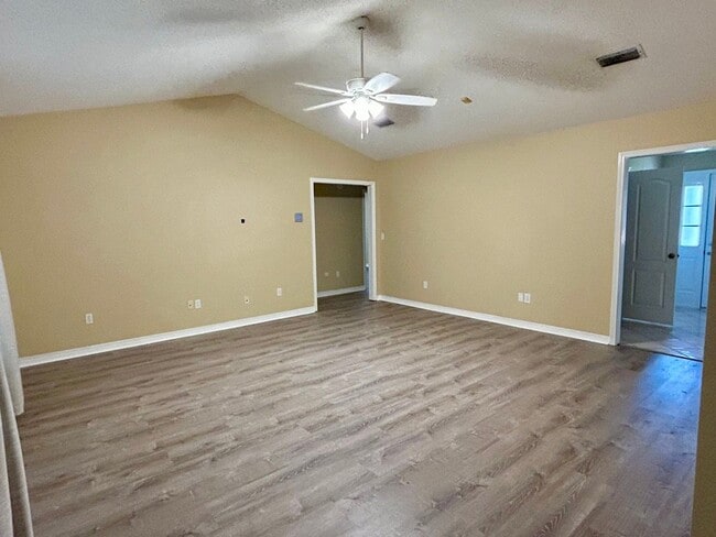 Photo - 640 Wedgewood Dr
