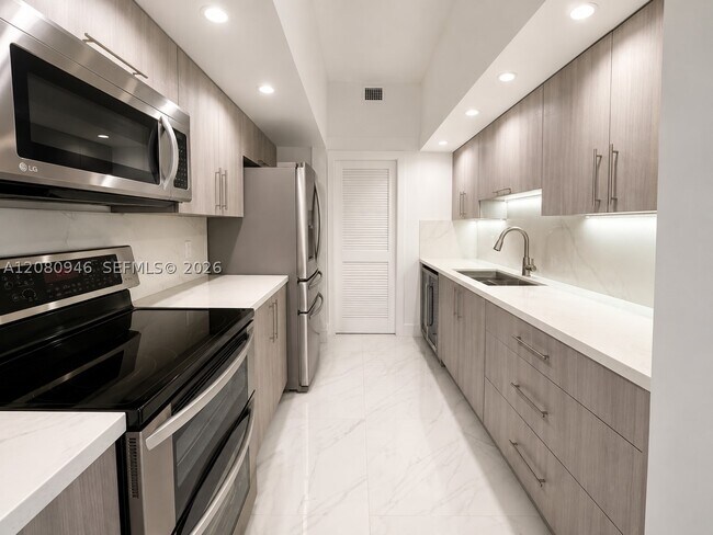 6917 Collins Ave Unit PH04