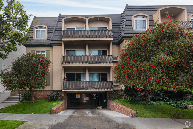 Building Photo - La Maison Rental