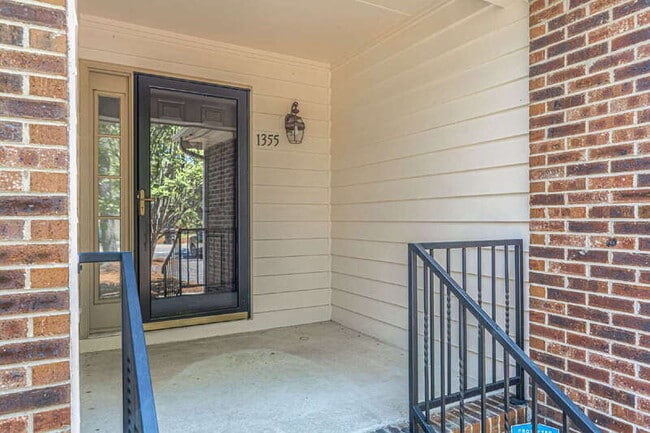 Photo - 1355 Longleaf Dr E