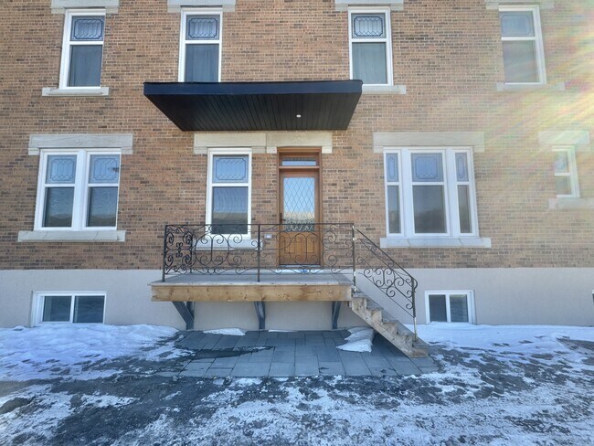 Building Photo - 2693 Bd Pie-IX