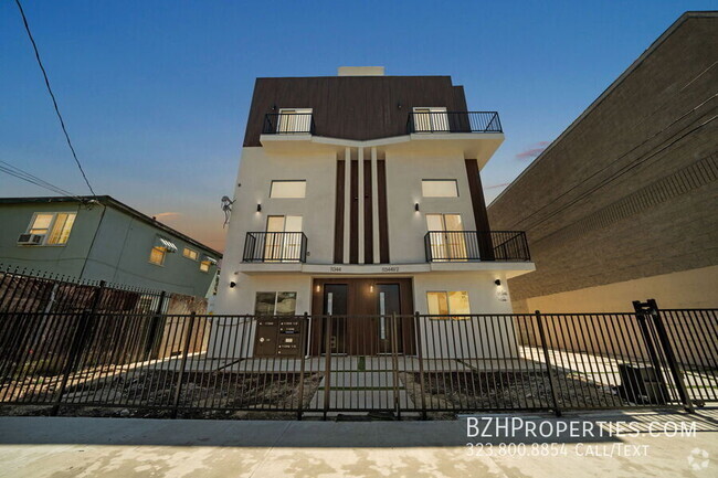 Building Photo - Beautiful Modern Duplex in the heart of No... Unit 11348 Rental