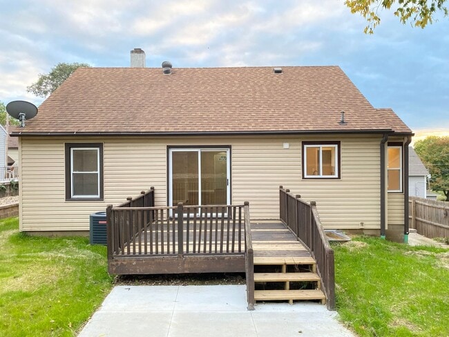 Building Photo - Beautifully updated 5 bed 2 bath house $2200