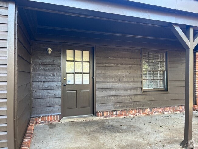 Building Photo - **ON HOLD**3 bedroom / 2 bathroom Home for...