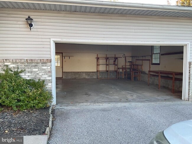 Photo - 103 Courier Ct