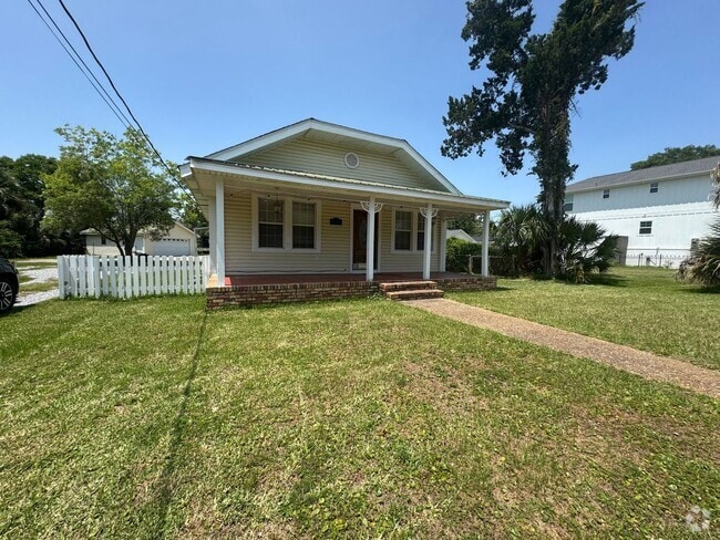 Building Photo - Downtown - Pensacola - 3 bedroom, 2 bathroom Rental