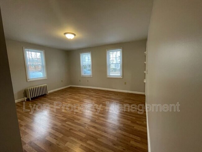 Photo - 1596 Lonsdale Ave Unit 1