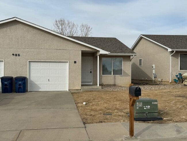 Building Photo - 935 Village Cir Unit B