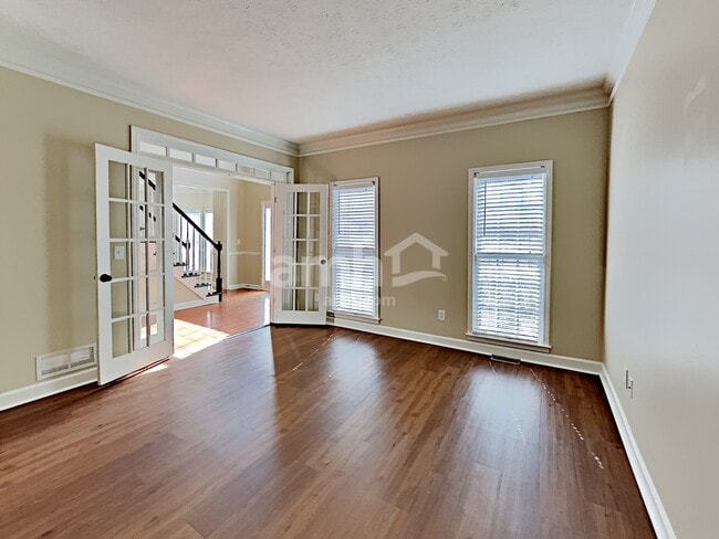 Photo - 303 Lismore Ter