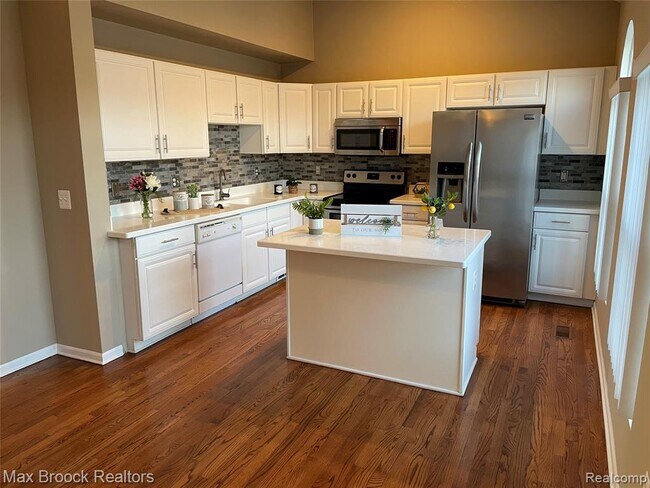 Photo - 924 Sandalwood Dr