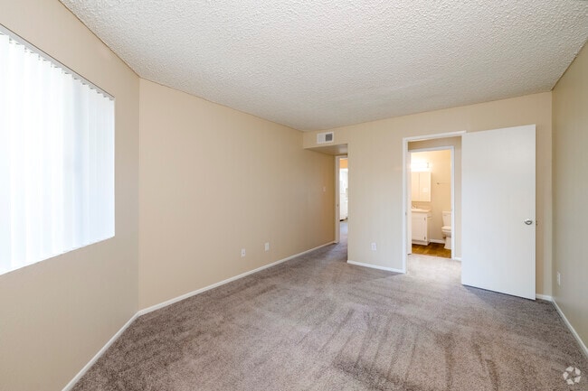 2HAB, 2BA - 900 pies cuadrados - Dormitorio principal