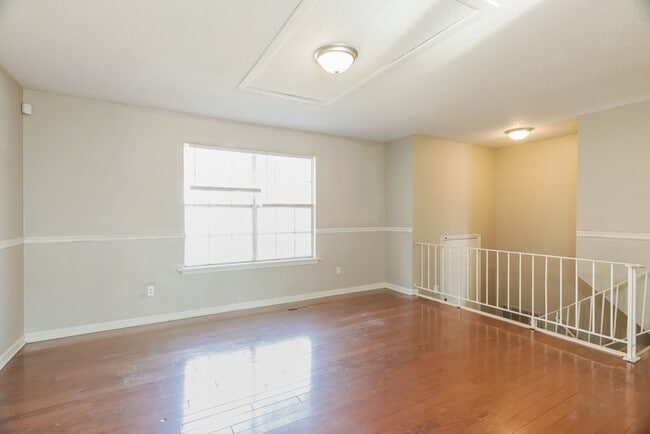 Photo - 345 St John Rd NW