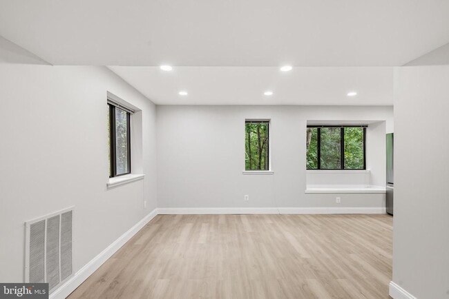 Photo - 1664 Parkcrest Cir Unit 201