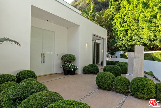 Photo - 1889 Rising Glen Rd