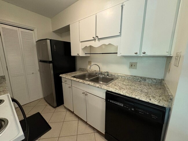 Photo - Charming 1 Bed 1 Bath + Den & Balcony In Cardinal Forest - Water Included!