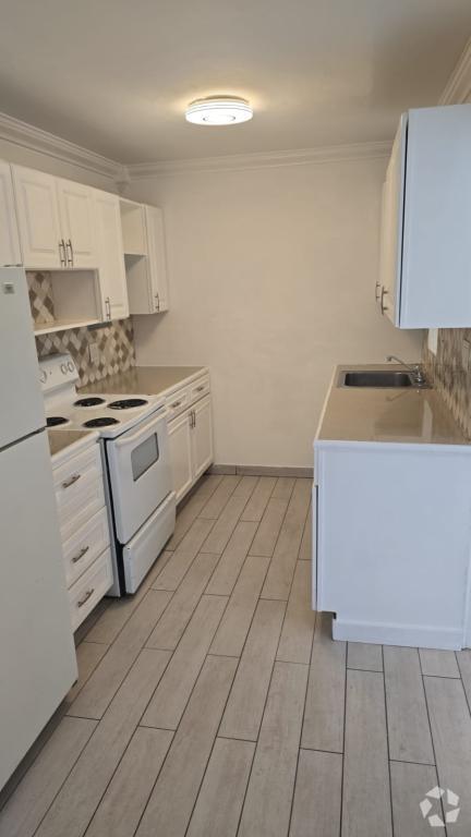Building Photo - 120 E 27th St Rental