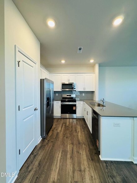 Photo - 426 Belgian Red Wy