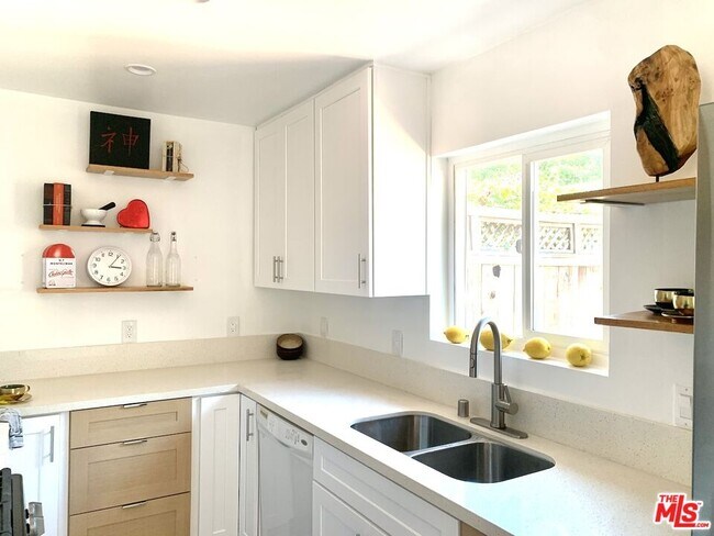 Building Photo - 11138 Aqua Vista St Unit 60 Rental