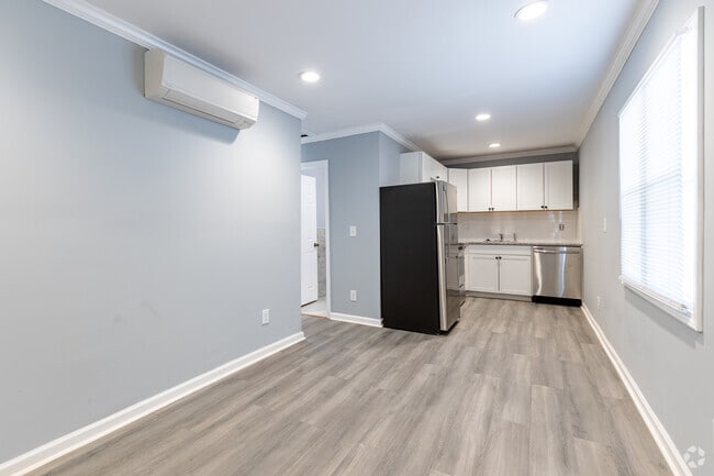 2 BR, 1 BA - 600SF