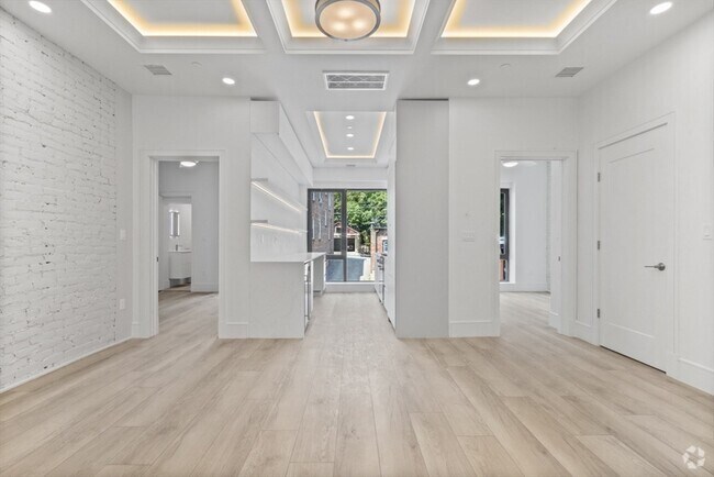 Building Photo - 1580 Beacon St Unit PH1 Rental