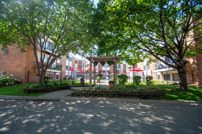 Entrada a la piscina - New Orleans Court Apartments and Townhomes