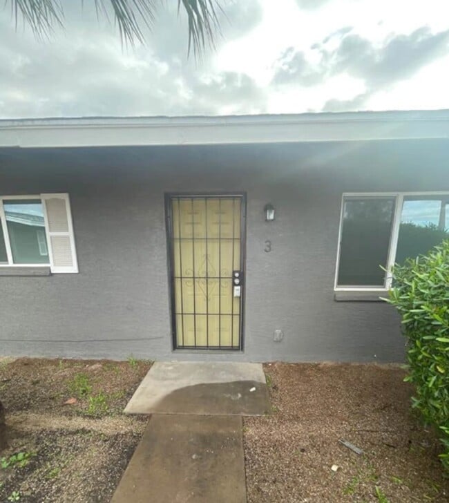 Building Photo - 2202 W Devonshire Ave Rental