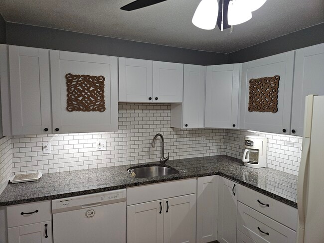 Photo - 2 Karena Dr Unit 2 Karena Dr. #11