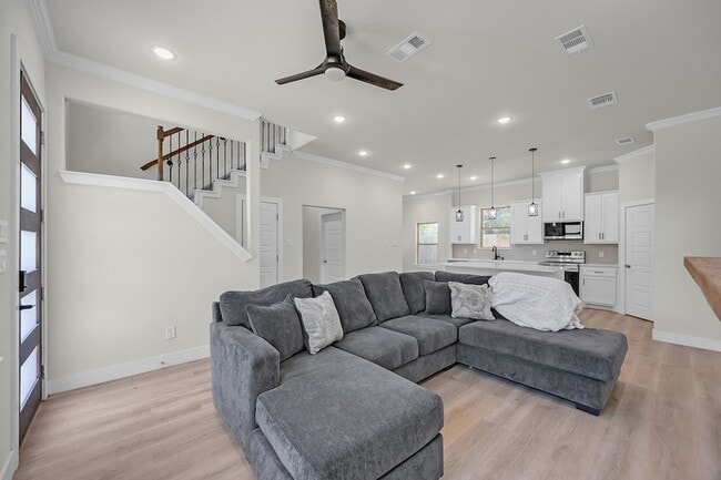 5511 Black Pine Cir