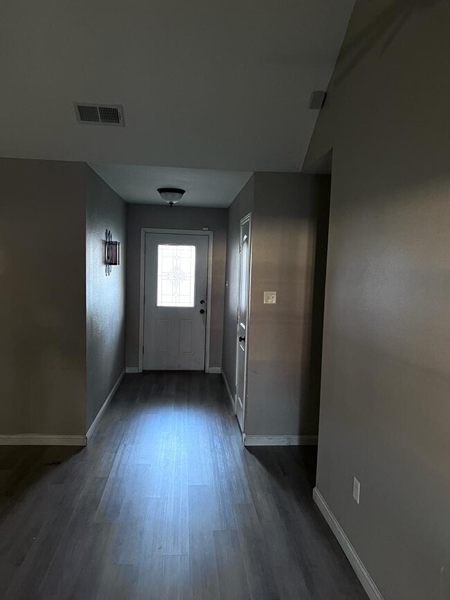 Photo - 205 Clover Ln