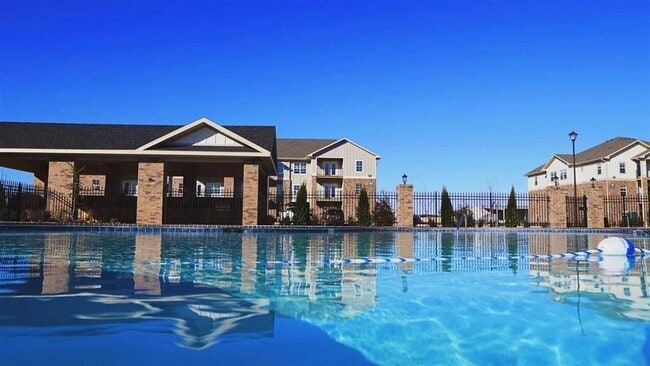 Highland Park Pool - Highland Park Apartments