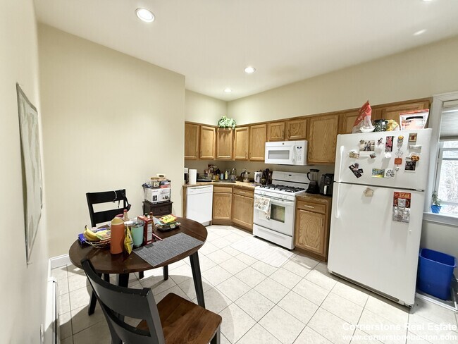 Building Photo - 36 Hawthorne St Unit 1 Rental