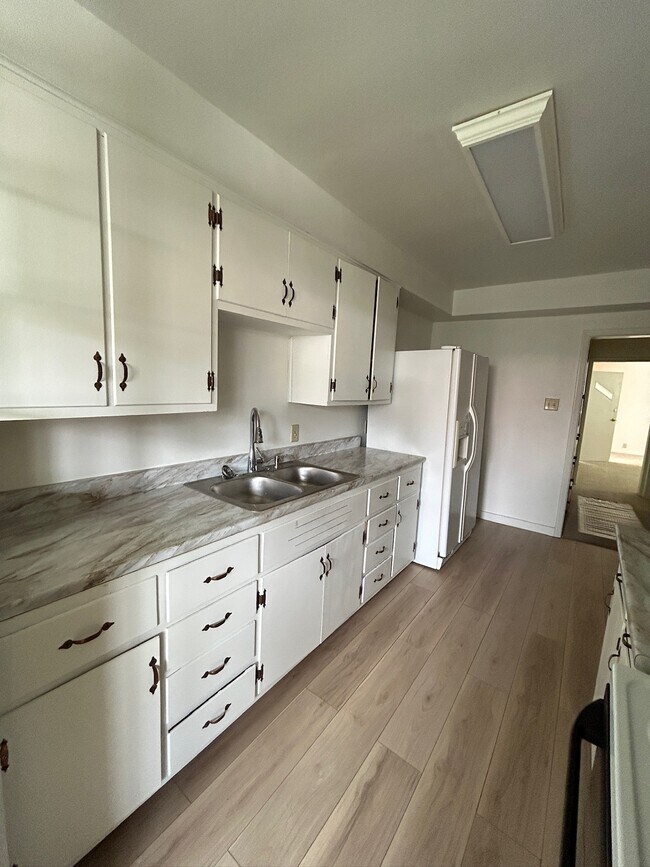 Photo - 219 E 7th St