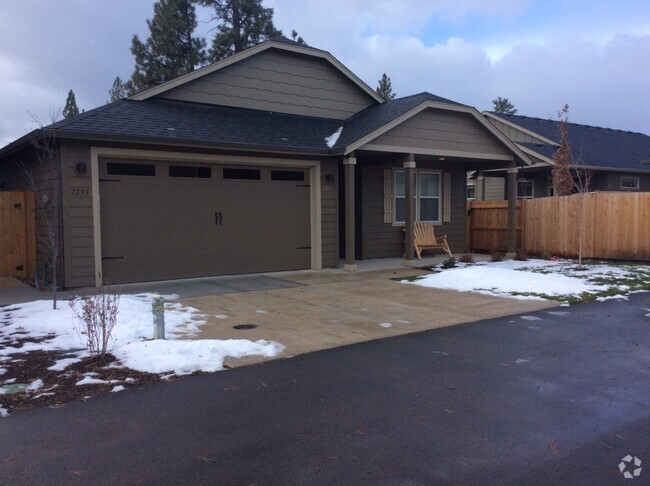 Building Photo - Beautiful Sisters Home w/2 Fireplaces!