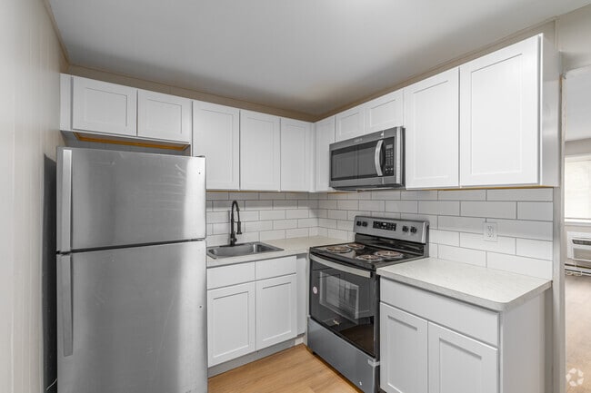 1BR, 1BA - 625SF - Kitchen - Cornell Manor Apartments