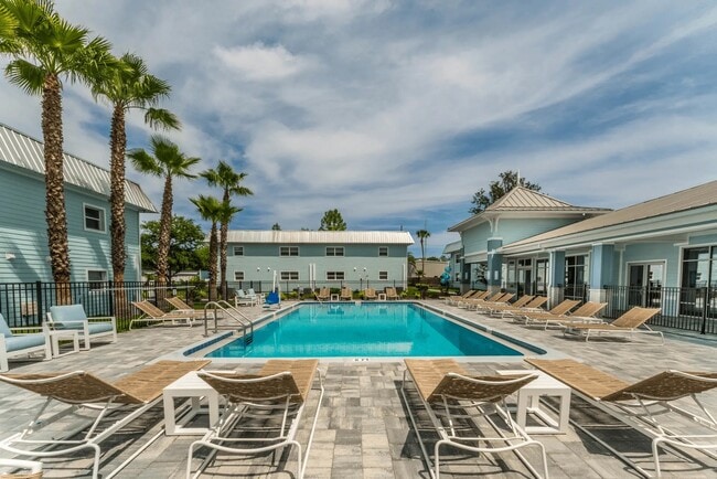 Vista a la piscina 2 - Surf Apartments