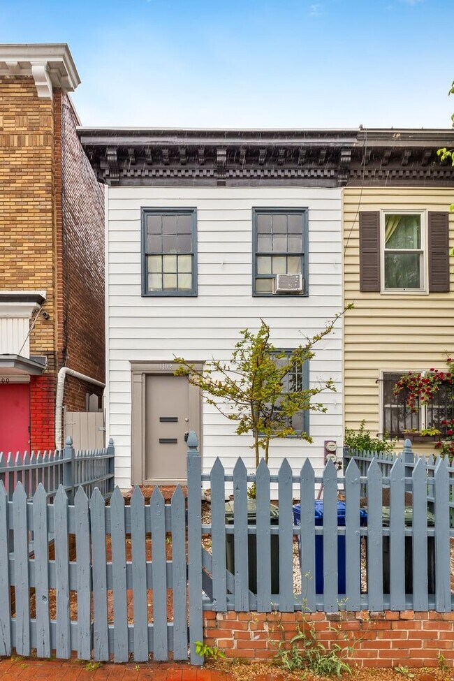 Building Photo - 1102 K St SE Unit 1 Rental