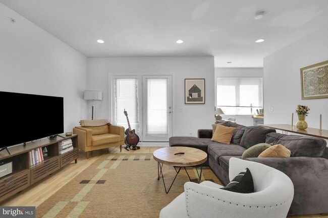 Building Photo - 2302 Collins St Unit 2 Rental