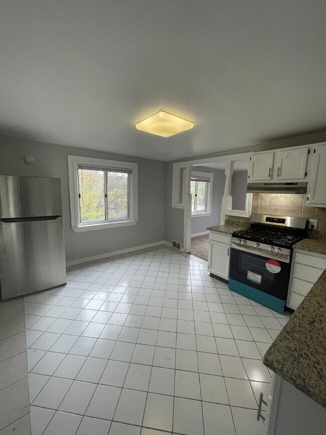 Photo - Renovated 2 bed 1 bath apartment in South Side!