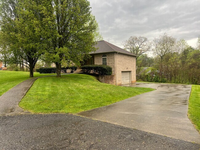 1212 Ridgewood Ct