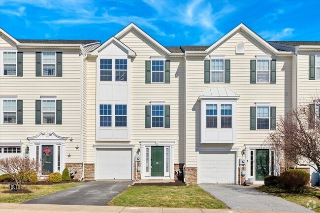 Building Photo - Newly Renovated 3 Bed 2.5 Bath Townhome in...