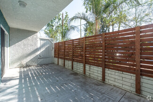 1BR, 1BA - 864SF - Patio