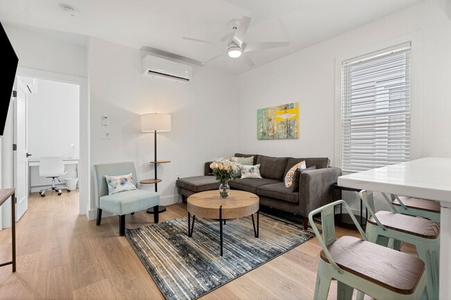 Building Photo - 621 E 8th St Unit 13A