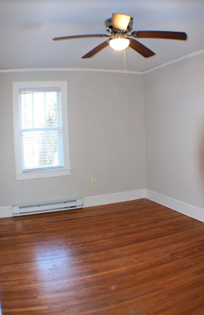 "Charming 2-Bed Home with Gleaming Hardwood Floors in Hendersonville!"