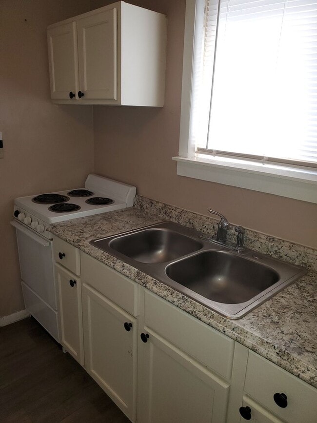 Photo - 1/2 off sec dep and first full month's ren... House